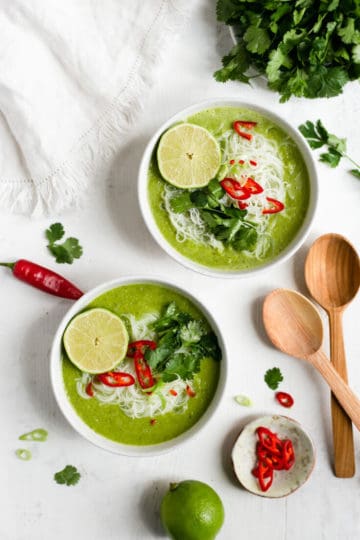 Flavoursome and aromatic pea and apple soup. Simple and quick recipe for delicious soup, ideal for lunch or light dinner. #soup #peas #vegetarianrecipes | via @annabanana.co