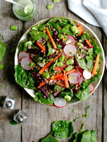 Fresh, super clean spinach and beetroot salad with dressing #veganrecipe #salad #healthyrecipe | via @annabanana.co