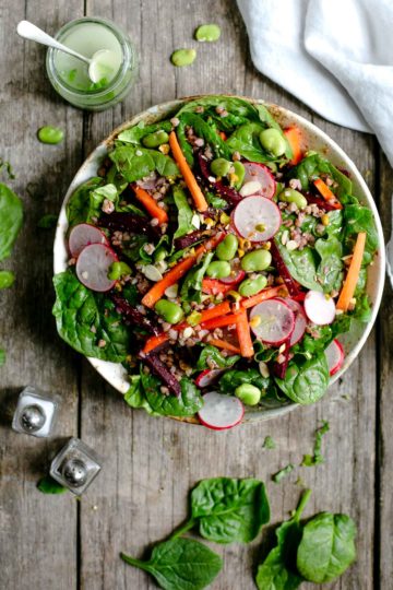 Fresh, super clean spinach and beetroot salad with dressing #veganrecipe #salad #healthyrecipe | via @annabanana.co