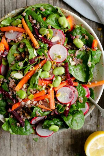 Super clean and healthy spinach and beetroot salad #healthyrecipe #foodphotography #veganfood | via @annabanana.co