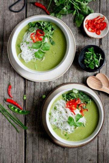#Vegan Thai Style Pea and Apple Soup, made with only 7 ingredients, ready in less than 30 minutes! #veganrecipe #dairyfree | via @annabanana.co