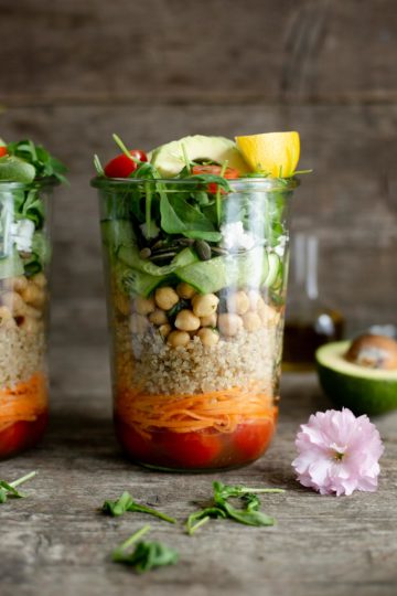 Easy and fun recipe for tomato and quinoa salad jars, perfect for work lunch or a picnic! #saladjars #foodphotography #mealprep | via @annabanana.co