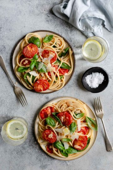 Simple and full of flavour bucatini pasta with oven roasted tomatoes #vegetarian #simplerecipe #budgetfriendly