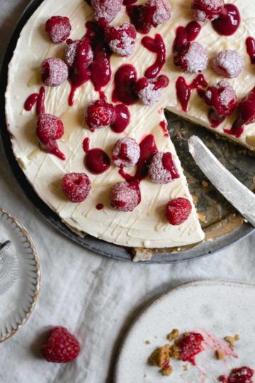 Smooth and creamy no-bake raspberry cheesecake with white chocolate #nobake #dessert #cheesecake | via @annabanana.co