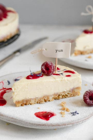 Heavenly creamy raspberry and white chocolate no-bake cheesecake #cheesecake #raspberries #foodphotography | via @annabanana.co