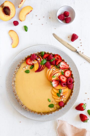 This easy to make peach tart is ideal for summer, no-bake, vegan and gluten-free! #peaches #peachtart #summer #vegan #glutenfree #refinedsugarfree | via @annabanana.co