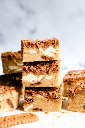 straight ahead close up angle of 3 biscoff blondies stacked on top of each other